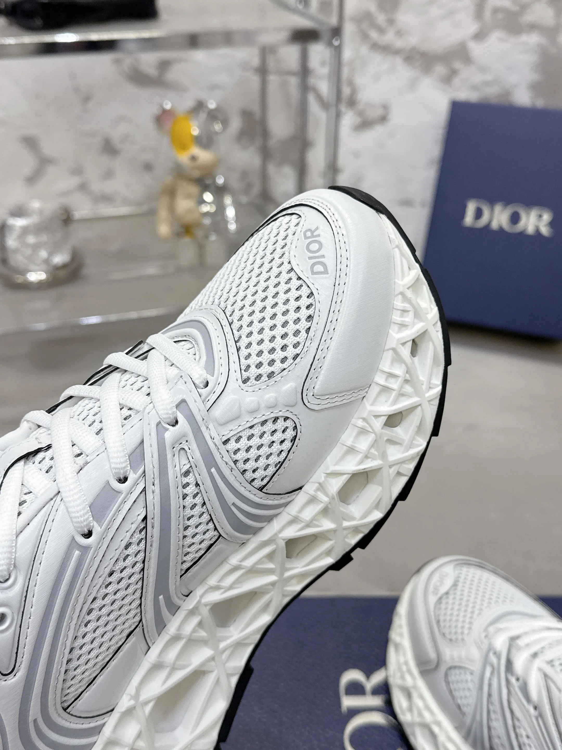 Factory price 780💰 Top version! ! ! Dior (B35) DIOR spring and summer men's wear show, the show was held at the Valle de Grasse School in Paris. Kim Jones drew inspiration from the works of South African artist Hylton Nel. The details of the shoes, clog soles and tribal elements, cleverly blended luxury craftsmanship and practicality, with fresh childishness and bright temperament, creating a new season hot spot. Dior KAWA Dior co-branded casual sports shoes reinterpret running shoes with Dior's high-end style. B35 is made of fine-textured leather and mesh fabric materials. It can be worn in all seasons, is comfortable and breathable, and has multiple lines on the shoe body to outline details. It has a full retro three-dimensional feel and can create a casual look all year round! Fabric: Cowhide/customized cloth material Lining: Imported breathable mesh Outsole: Original molded outsole Size: 39-46 (customized at 45.46)